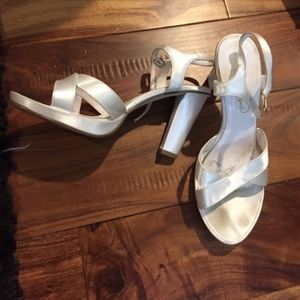 MICHAELANGELO BRITANY SILVER SATIN HEELS SIZE 8